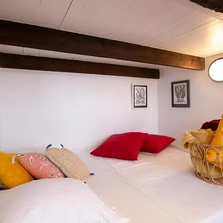 Authentic Apartment In Center Of Parisian Marais-3